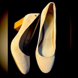Calvin Klein round toe, square heel 
Ivory
Size 7.5